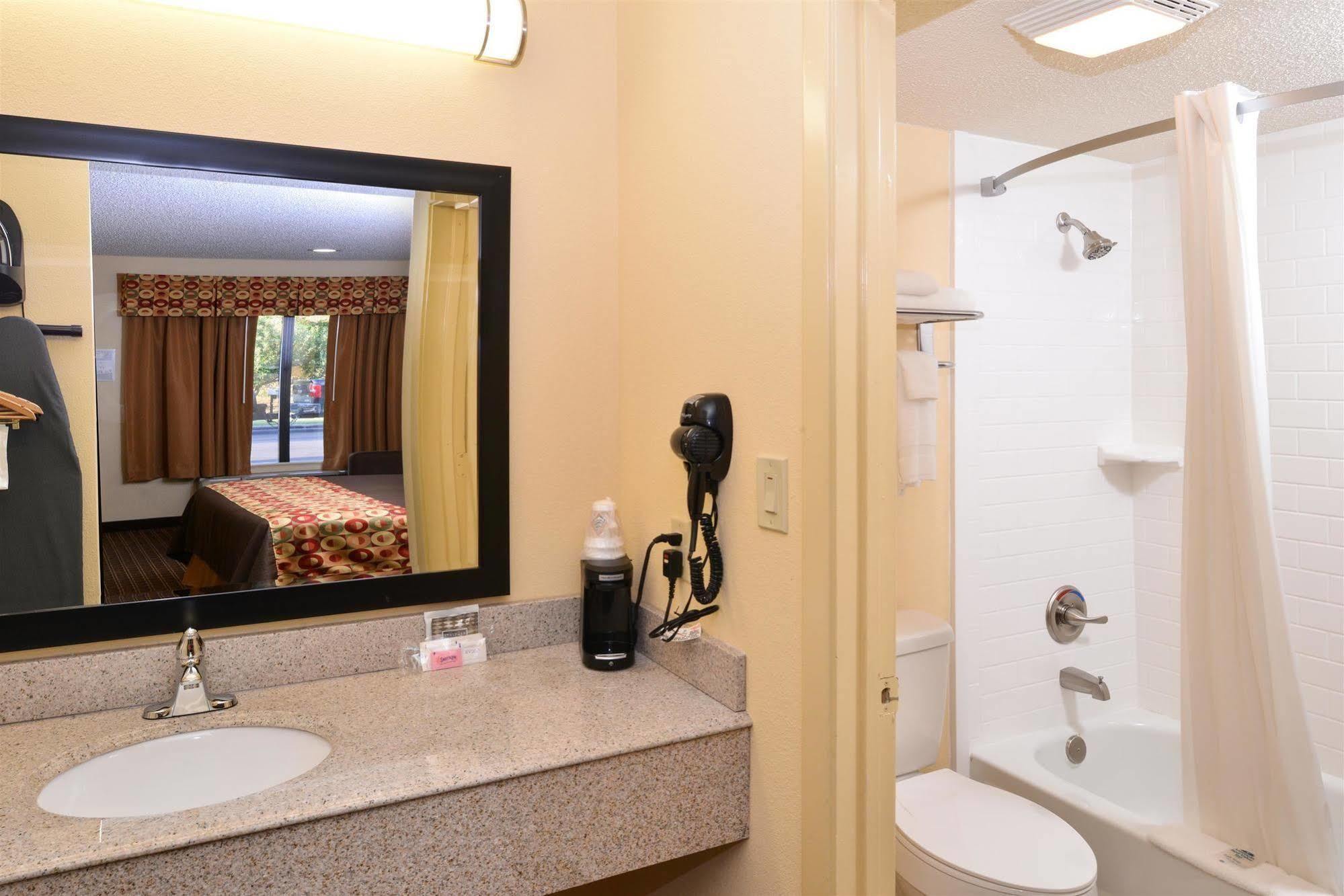 Americas Best Value Inn Tupelo Barnes Crossing Extérieur photo